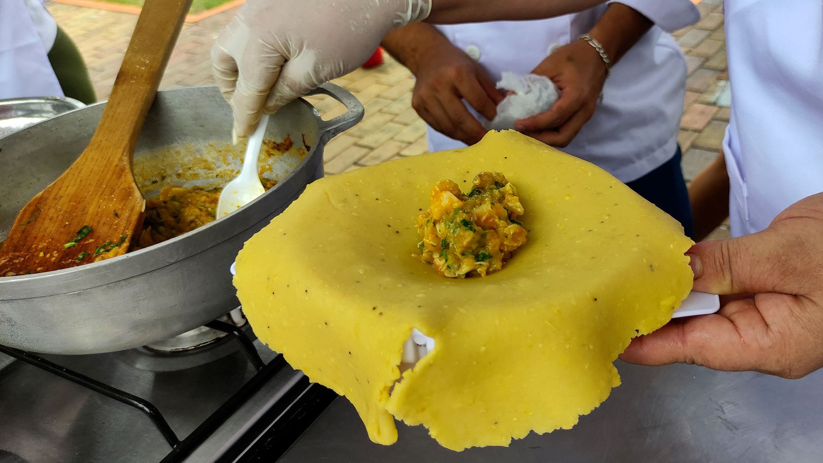 Rellenando empanada: Festival de la Empanada de Alhajuela